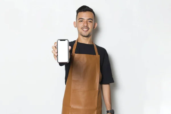 Šťastný Mladý Muž Barista Servírka Držet Mobilní Telefon Prázdnou Obrazovkou — Stock fotografie