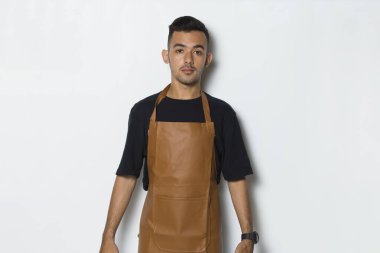 Portre mutlu genç adam garson beyaz arka planda izole