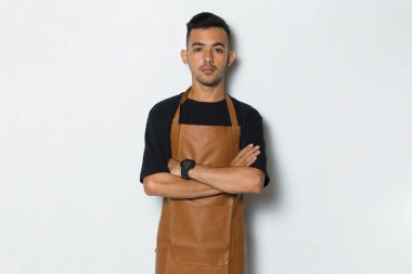 Portre mutlu genç adam garson beyaz arka planda izole