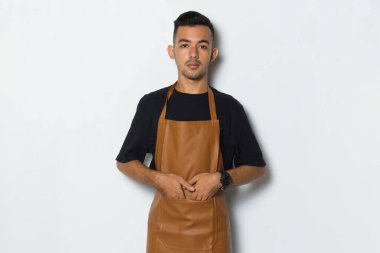 Portre mutlu genç adam garson beyaz arka planda izole