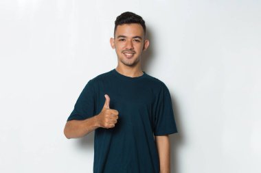 Beyaz arka planda izole edilmiş, işaret parmağı olan genç yakışıklı bir adam.