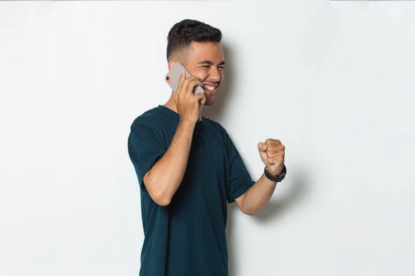 Šťastný Mladý Muž Pomocí Mobilního Telefonu Izolovaných Bílém Pozadí — Stock fotografie