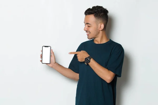 Šťastný Mladý Muž Držet Mobilní Telefon Prázdnou Obrazovkou Izolované Bílém — Stock fotografie