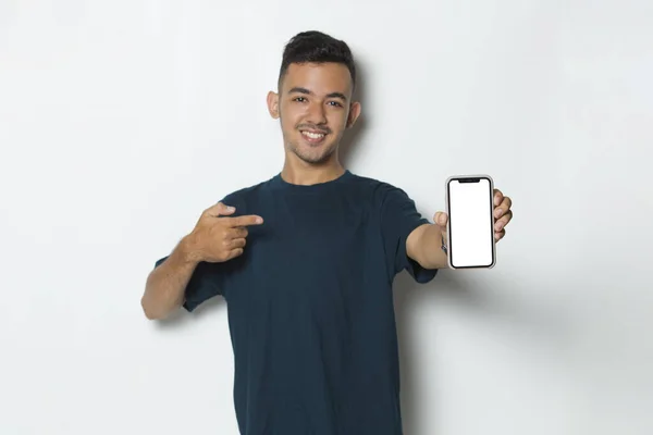 Šťastný Mladý Muž Držet Mobilní Telefon Prázdnou Obrazovkou Izolované Bílém — Stock fotografie