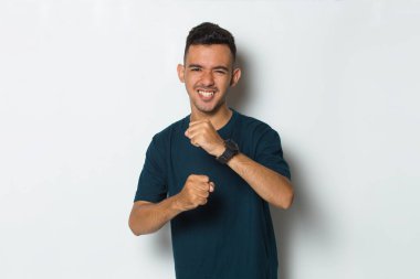 Genç adamın portresi kameraya bakıyor dövüşmeye hazır, yumruğu yakın.