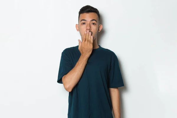 Junger Mann Schockiert Mund Mit Den Händen Für Fehler Bedecken — Stockfoto