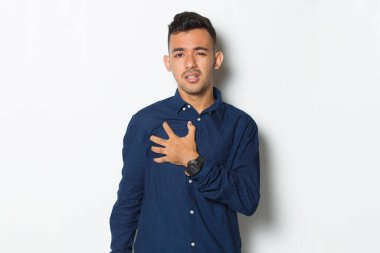 Genç ve yakışıklı bir adam kalp krizi geçiriyor.