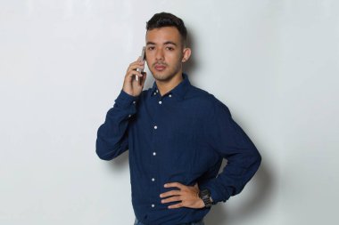 Mutlu genç iş adamı beyaz arka planda izole cep telefonu kullanıyor.