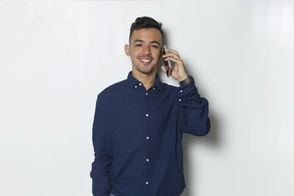 Feliz Jovem Homem Negócios Usando Telefone Celular Isolado Fundo Branco — Fotografia de Stock