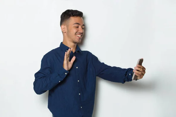 Šťastný Mladý Podnikatel Pomocí Mobilního Telefonu Izolované Bílém Pozadí — Stock fotografie