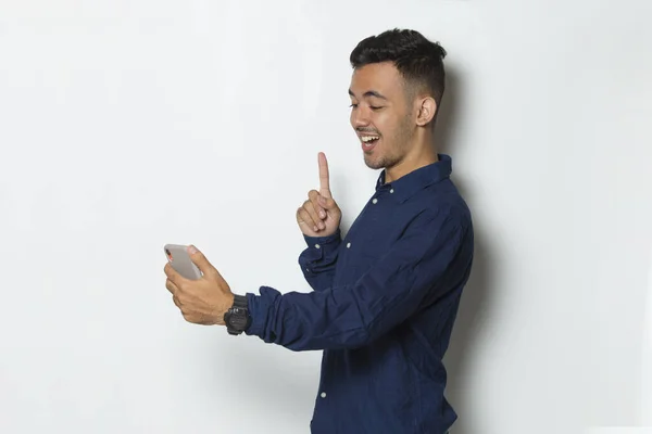 Boldog Fiatal Üzletember Használ Mobiltelefon Elszigetelt Fehér Háttér — Stock Fotó