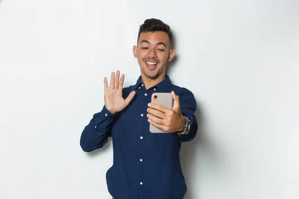 Šťastný Mladý Podnikatel Pomocí Mobilního Telefonu Izolované Bílém Pozadí — Stock fotografie