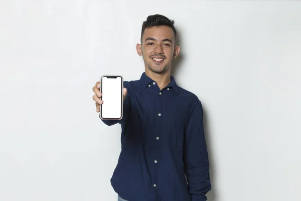 Šťastný Mladý Podnikatel Držet Mobilní Telefon Prázdnou Obrazovkou Izolované Bílém — Stock fotografie