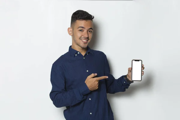Šťastný Mladý Podnikatel Držet Mobilní Telefon Prázdnou Obrazovkou Izolované Bílém — Stock fotografie
