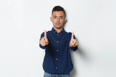 Eli açık yakışıklı genç bir iş adamı ciddi ifade ile dur işareti yapıyor savunma hareketi beyaz arka planda izole