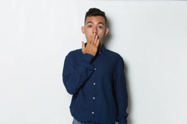 Genç iş adamı ağzını yanlışlıkla ellerle kapatırken şok oldu. Gizli konsept.