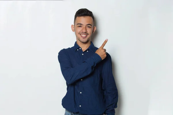 Junger Gutaussehender Geschäftsmann Zeigt Mit Dem Finger Auf Leeren Raum — Stockfoto