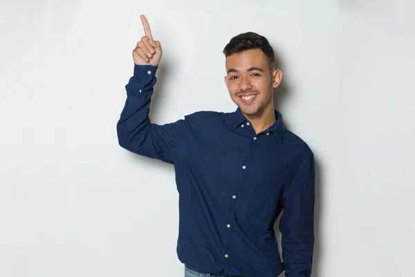 Mladý Pohledný Obchodní Muž Ukazující Prstem Prázdné Místo Izolované Bílém — Stock fotografie