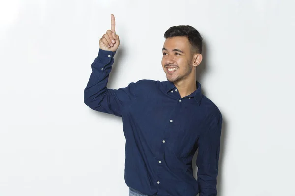 Jovem Bonito Homem Negócios Apontando Dedo Espaço Vazio Isolado Fundo — Fotografia de Stock