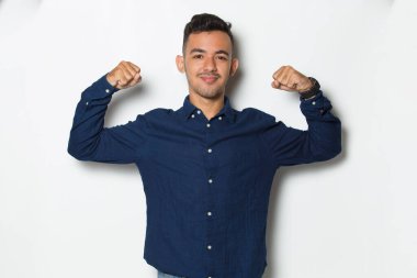 Yakışıklı iş adamı mutlu ve heyecanlı zaferi kutluyor ve beyaz arka planda büyük başarı gösteriyor.