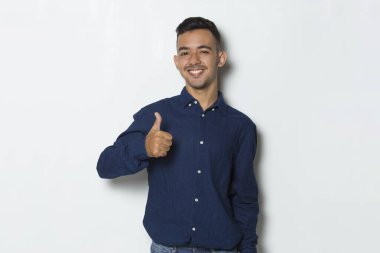 Beyaz arka planda izole edilmiş, işaret parmağı olan genç ve yakışıklı iş adamı.