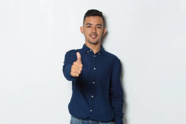 Beyaz arka planda izole edilmiş, işaret parmağı olan genç ve yakışıklı iş adamı.