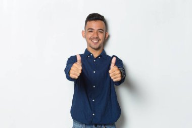 Beyaz arka planda izole edilmiş, işaret parmağı olan genç ve yakışıklı iş adamı.