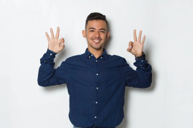 Beyaz arka planda izole edilmiş, işaret parmağı olan genç ve yakışıklı iş adamı.