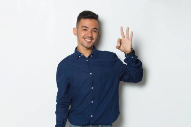 Beyaz arka planda izole edilmiş, işaret parmağı olan genç ve yakışıklı iş adamı.