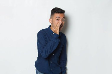 Genç yakışıklı iş adamı beyaz arka planda izole edilmiş bağırıyor ve bağırıyor.