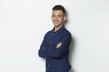 Beyaz arka planda izole edilmiş genç yakışıklı iş adamı portresi