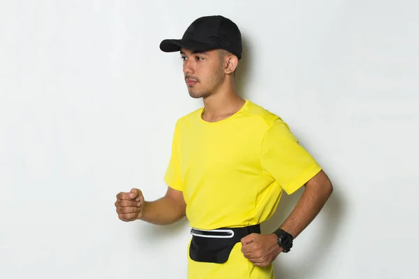 Junger Sportlicher Mann Gelbem Shirt Läuft Auf Weißem Hintergrund — Stockfoto