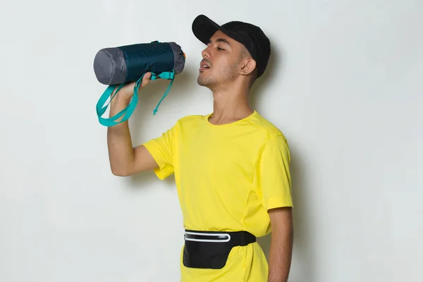 Junge Hübsche Sportler Trinken Wasser Nach Dem Training Auf Weißem — Stockfoto