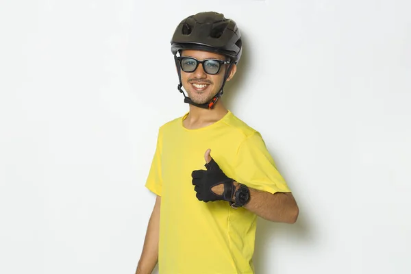 Retrato Jovem Bonito Homem Vestindo Ciclista Capacete Mostrando Polegares Para — Fotografia de Stock