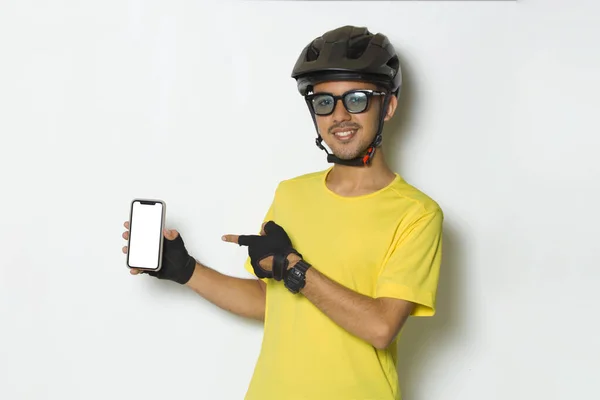 Junger Schöner Mann Mit Fahrradhelm Hält Handy Mit Leerem Bildschirm — Stockfoto