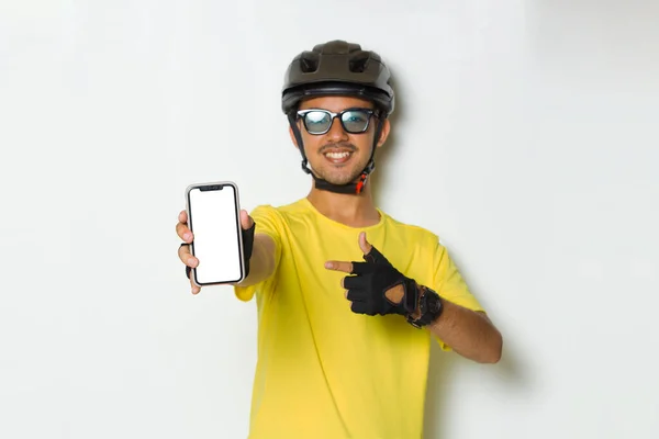 Mladý Pohledný Muž Sobě Cyklistické Helmy Držet Mobilní Telefon Prázdnou — Stock fotografie