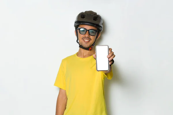 Mladý Pohledný Muž Sobě Cyklistické Helmy Držet Mobilní Telefon Prázdnou — Stock fotografie