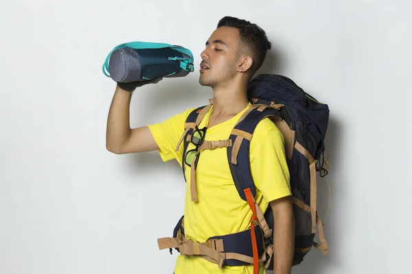 Junger Schöner Wanderer Trinkt Wasser Auf Weißem Hintergrund — Stockfoto