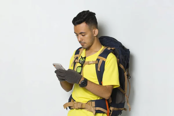 Mladý Pohledný Turista Muž Pomocí Mobilního Telefonu Izolované Bílém Pozadí — Stock fotografie