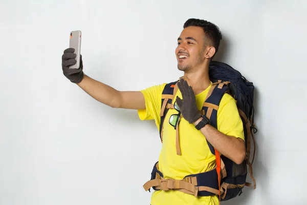 Junge Schöne Wanderer Mann Mit Handy Isoliert Auf Weißem Hintergrund — Stockfoto