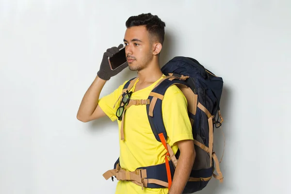 Junge Schöne Wanderer Mann Mit Handy Isoliert Auf Weißem Hintergrund — Stockfoto