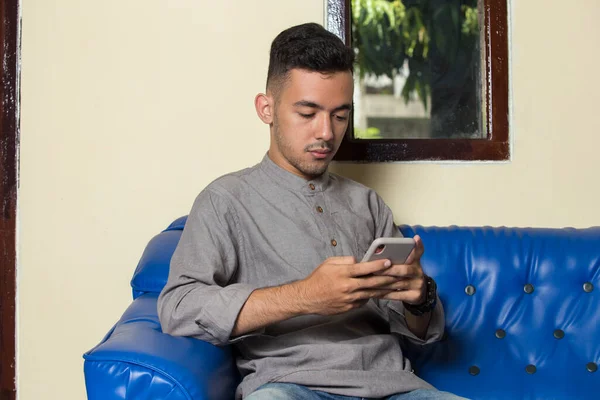 Jonge Knappe Man Met Behulp Van Smatphone Wanneer Zitten Bank — Stockfoto