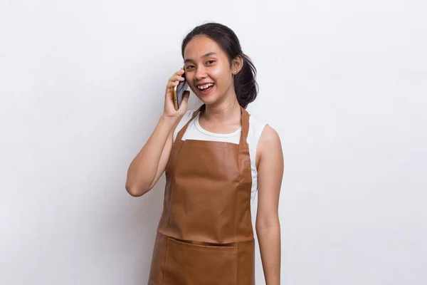 快乐快乐快乐的年轻亚洲女性酒保或服务员使用白色背景的手机 — 图库照片