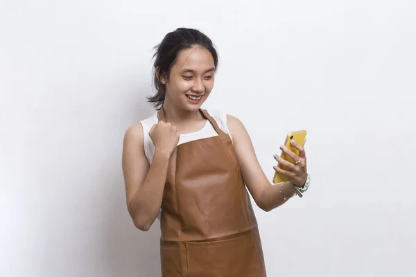 Feliz Alegre Jovem Asiático Mulher Barman Garçonete Usando Celular Smartphone — Fotografia de Stock