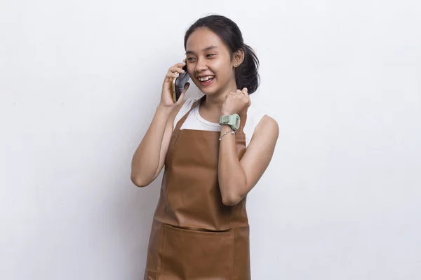 Feliz Alegre Jovem Asiático Mulher Barman Garçonete Usando Celular Smartphone — Fotografia de Stock