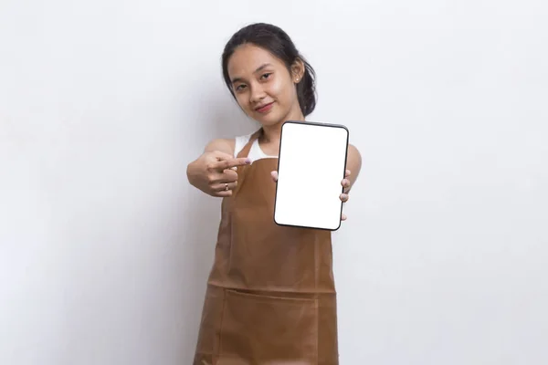 Hermosa Camarera Barista Asiática Demostrando Teléfono Celular Móvil Sobre Fondo —  Fotos de Stock