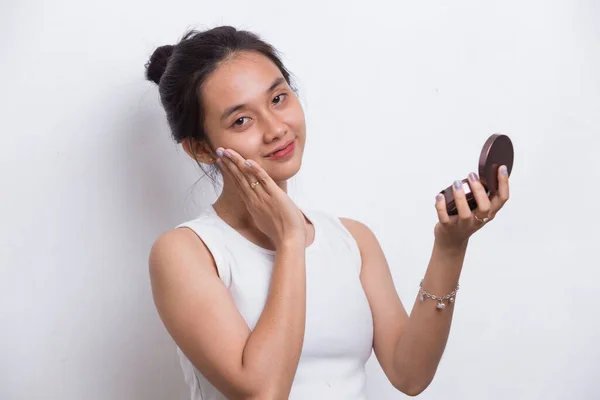 Vacker Asiatisk Kvinna Tillämpa Pulver Vid Makeup Kosmetiska Isolerad Vit — Stockfoto