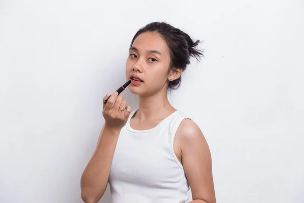 Vacker Ung Asiatisk Kvinna Med Läppstift Isolerad Vit Bakgrund — Stockfoto