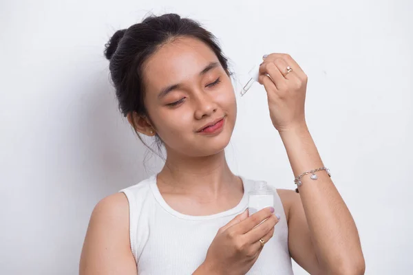 Young Beautiful Asian Woman Putting Moisturizing Serum Her Face Isolated — Stock Photo, Image