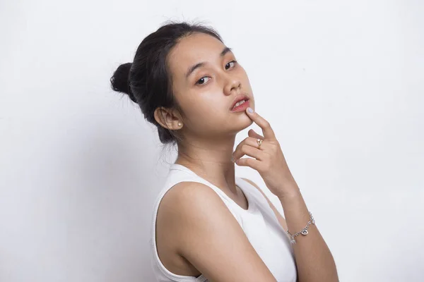 美丽的年轻亚洲女人的肖像 皮肤清澈 背景为白色 — 图库照片